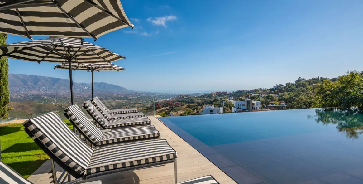 Sale of detached villa in Elviria 40