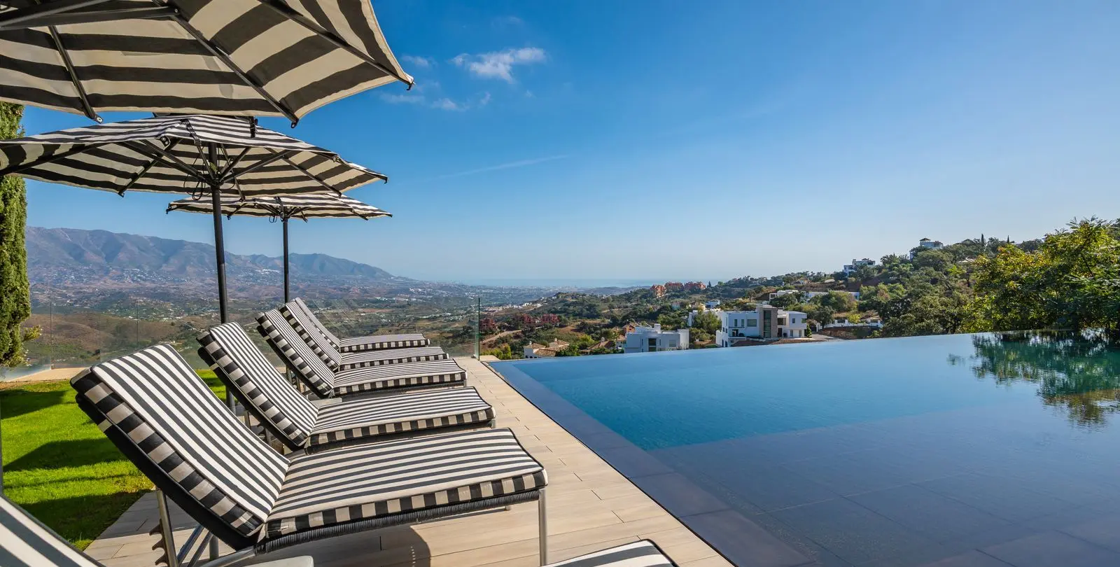 Venta de villa independiente en Elviria 40