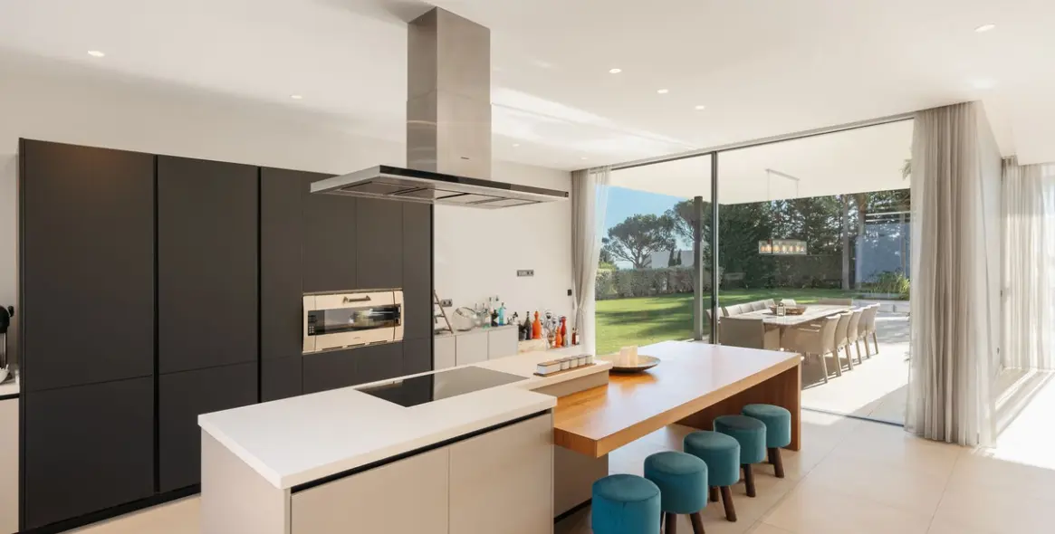 Продажа  отдельно стоящей виллы в El Madroñal 15