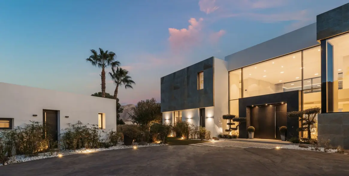 Sale of detached villa in El Madroñal 37