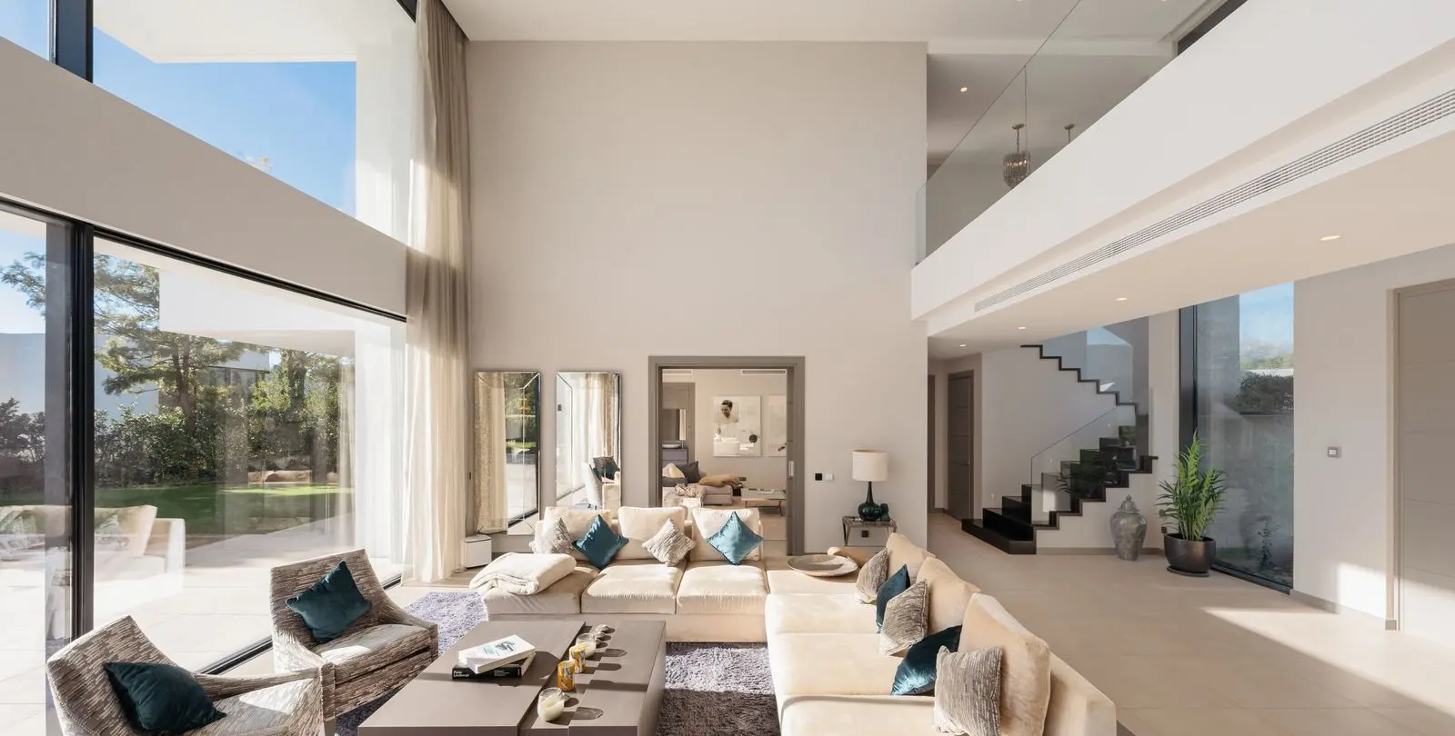 Sale of detached villa in El Madroñal 14