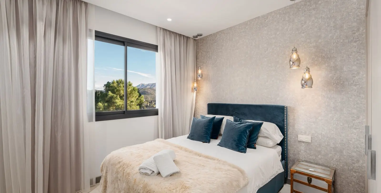 Sale of detached villa in El Madroñal 35