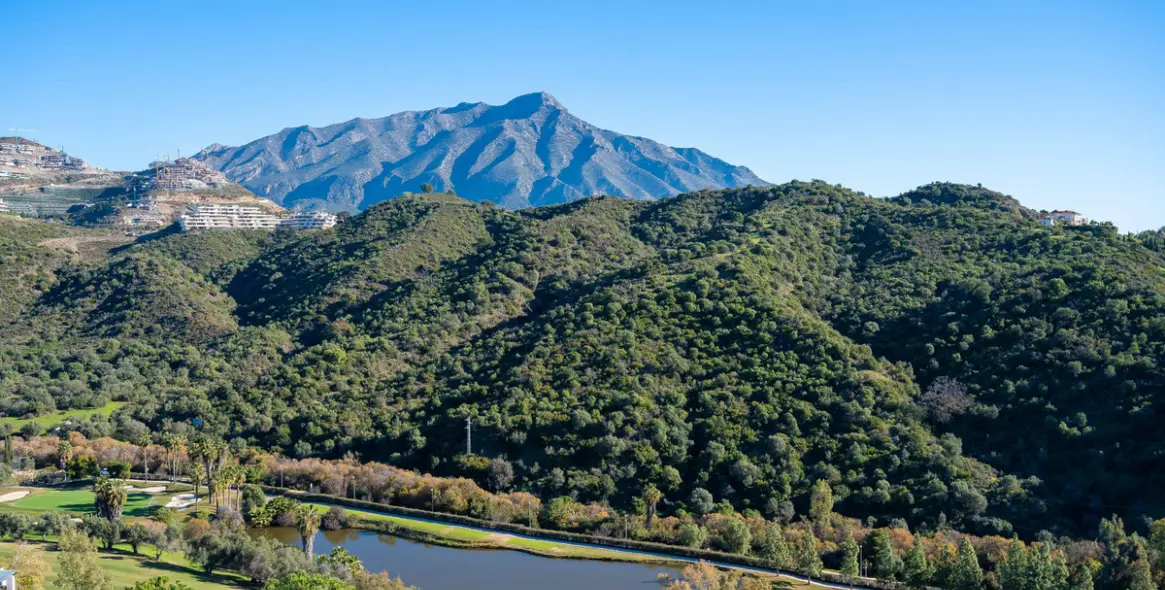 Долгосрочная аренда апартаментов на среднем этаже в Benahavís 2