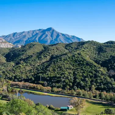 Долгосрочная аренда апартаментов на среднем этаже в Benahavís