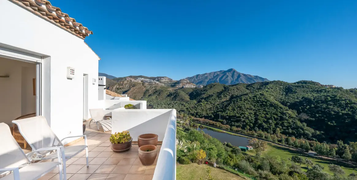 Долгосрочная аренда апартаментов на среднем этаже в Benahavís 25