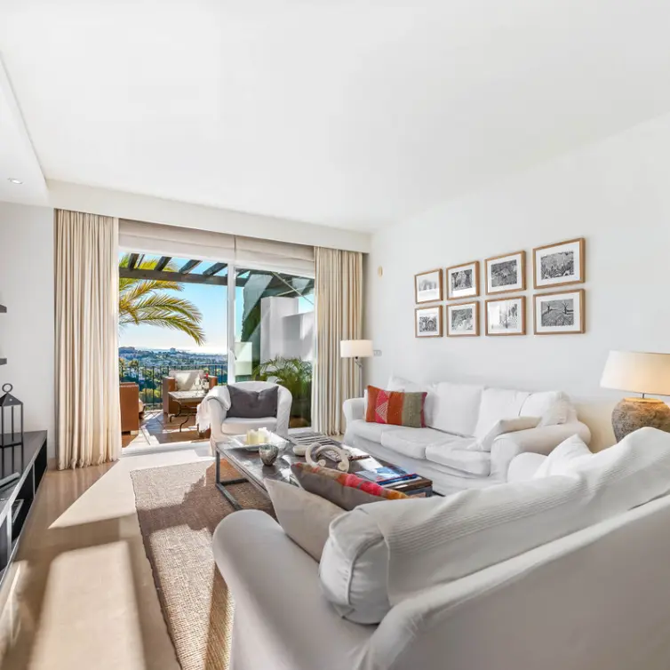 Alquiler a largo plazo de apartamento en planta media en Benahavís
