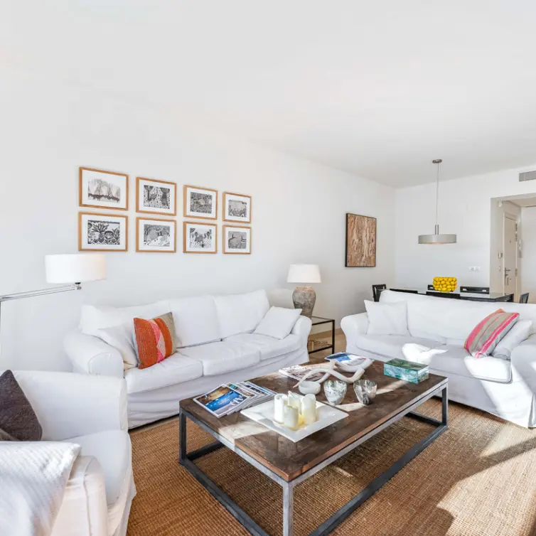 Alquiler a largo plazo de apartamento en planta media en Benahavís