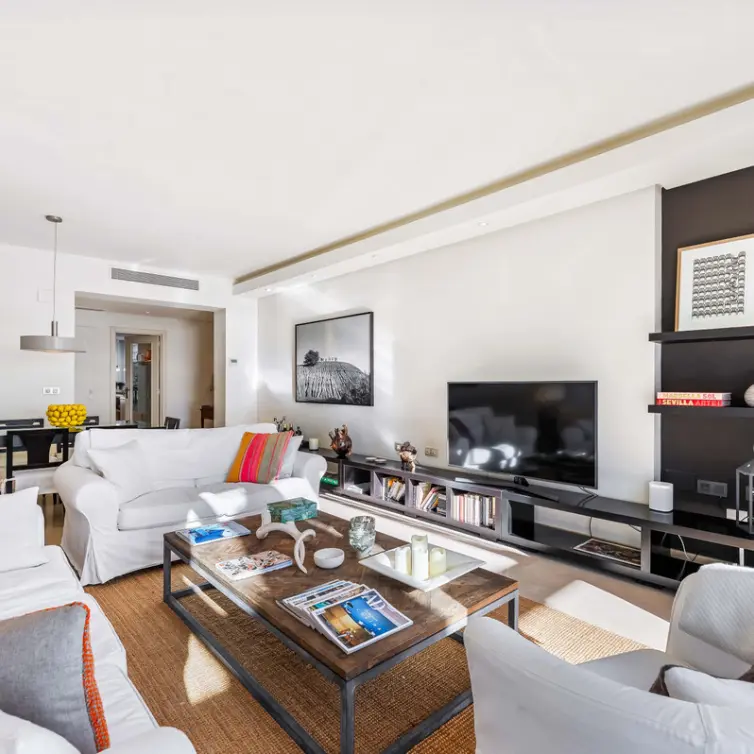 Alquiler a largo plazo de apartamento en planta media en Benahavís
