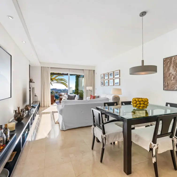 Alquiler a largo plazo de apartamento en planta media en Benahavís
