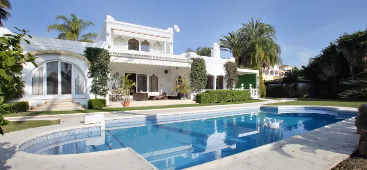Alquiler a largo plazo de villa independiente en Estepona 0