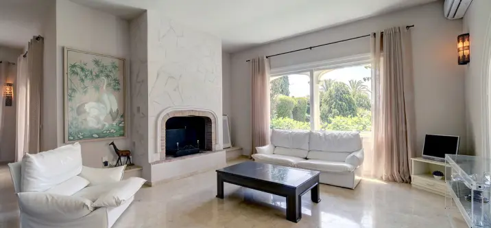 Alquiler a largo plazo de villa independiente en Estepona 1