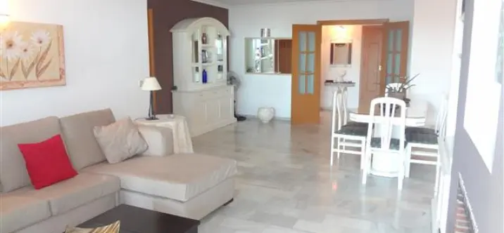 Venta de apartamento en planta media en Nueva Andalucía 3