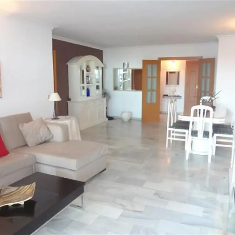 Sale of middle floor apartment in Nueva Andalucía