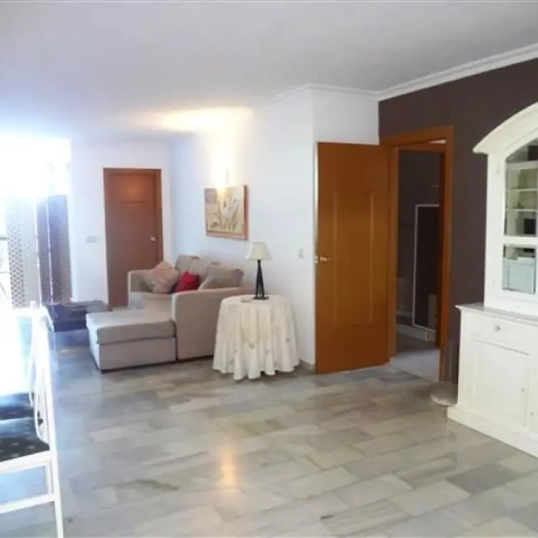 Sale of middle floor apartment in Nueva Andalucía