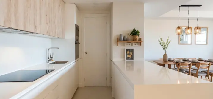 Venta de apartamento en planta media en Estepona 2