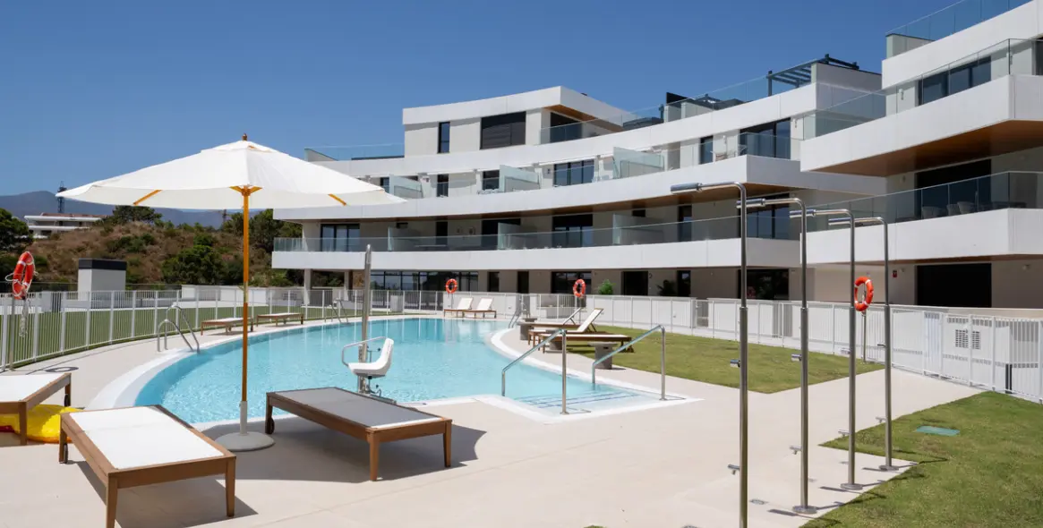 Venta de apartamento en planta media en Estepona 5