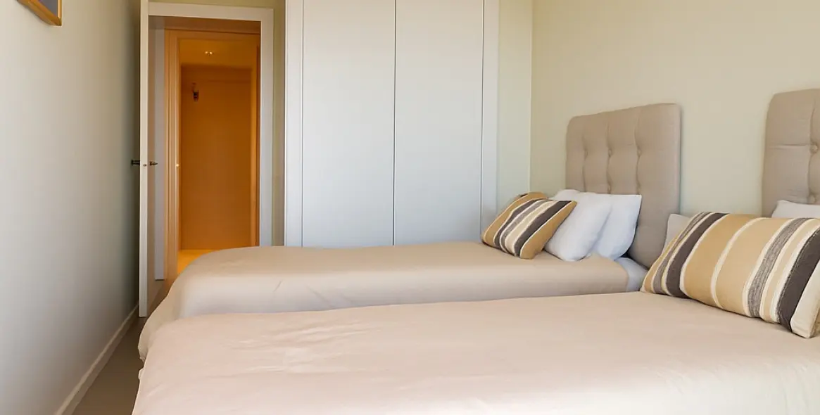 Venta de apartamento en planta media en Estepona 16