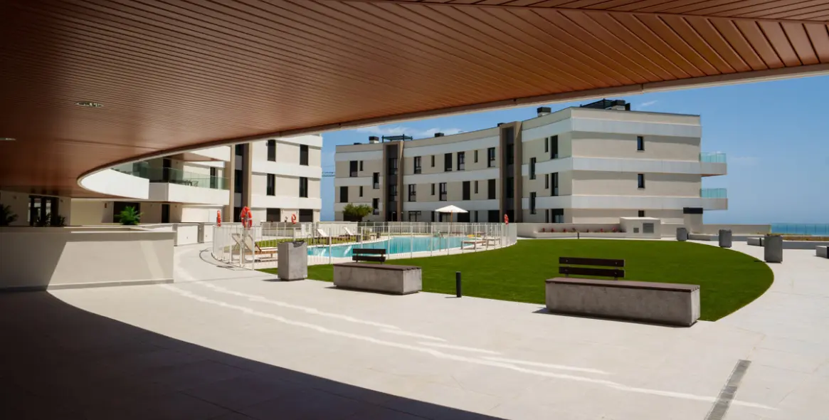 Venta de apartamento en planta media en Estepona 20