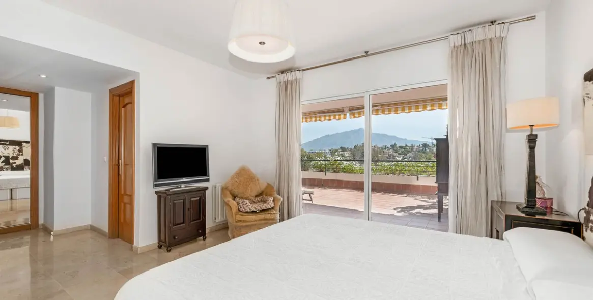 Venta de ático dúplex en Guadalmina Alta 12