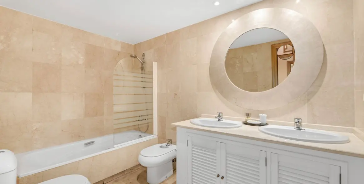 Venta de ático dúplex en Guadalmina Alta 16