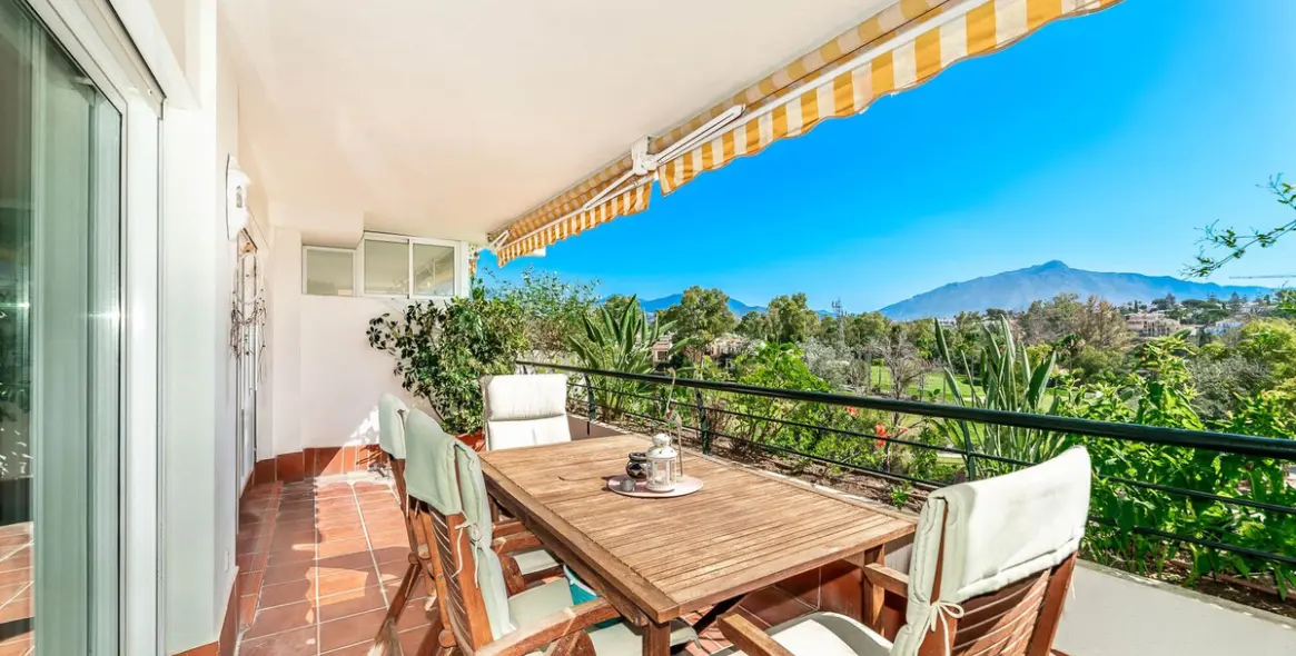 Продажа двухуровневого пентхауса в Guadalmina Alta 23