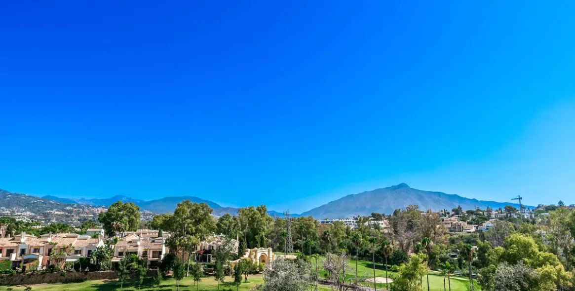 Продажа двухуровневого пентхауса в Guadalmina Alta 26