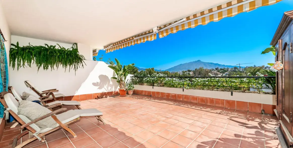 Продажа двухуровневого пентхауса в Guadalmina Alta 28