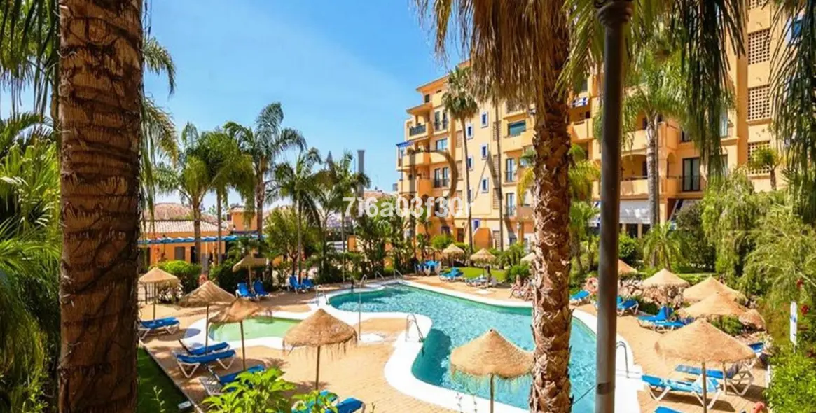 Venta de apartamento en planta media en San Pedro de Alcántara 1