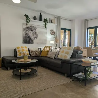 Venta de apartamento en planta media en San Pedro de Alcántara