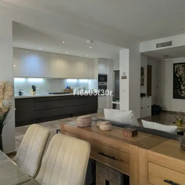 Venta de apartamento en planta media en San Pedro de Alcántara