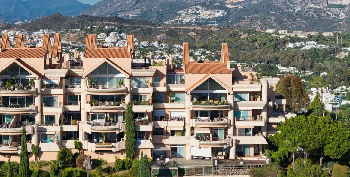 Venta de apartamento en planta media en Nueva Andalucía 1