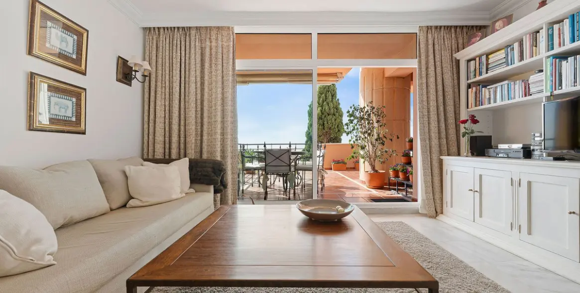 Venta de apartamento en planta media en Nueva Andalucía 2