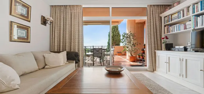 Venta de apartamento en planta media en Nueva Andalucía 1