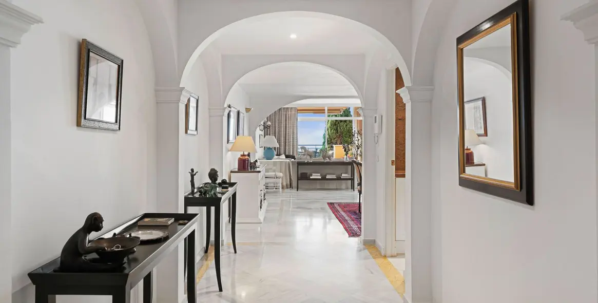 Venta de apartamento en planta media en Nueva Andalucía 3