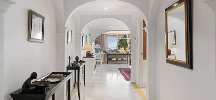 Venta de apartamento en planta media en Nueva Andalucía 2