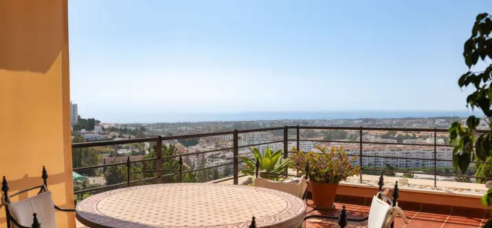 Venta de apartamento en planta media en Nueva Andalucía 3