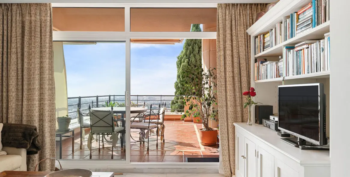 Venta de apartamento en planta media en Nueva Andalucía 10