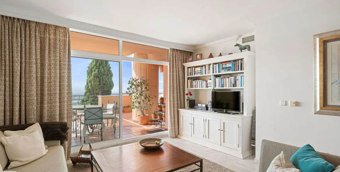 Venta de apartamento en planta media en Nueva Andalucía 12