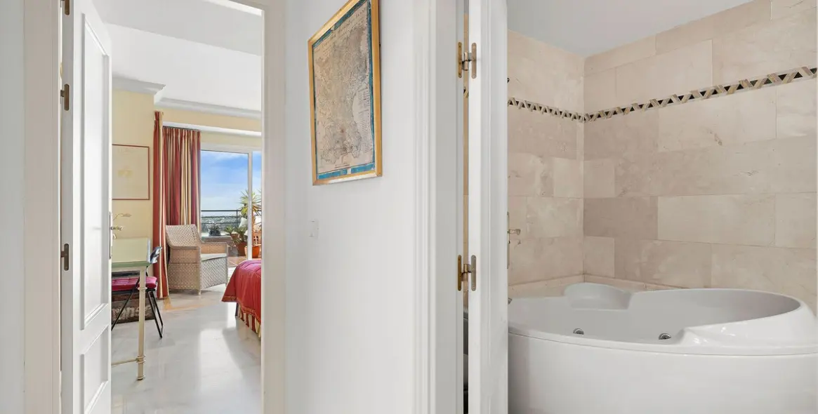 Venta de apartamento en planta media en Nueva Andalucía 17