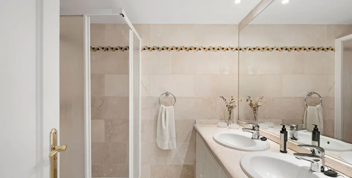 Venta de apartamento en planta media en Nueva Andalucía 20