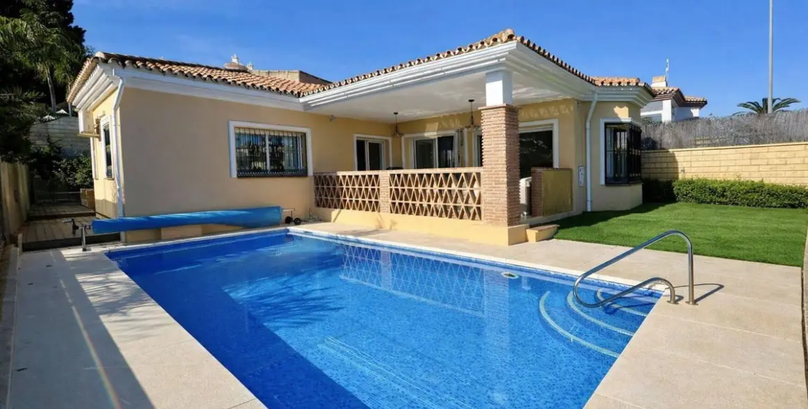 Sale of detached villa in Riviera del Sol 1