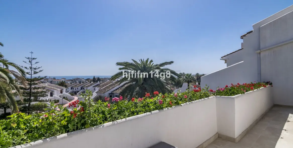 Venta de apartamento en planta media en Nueva Andalucía 2