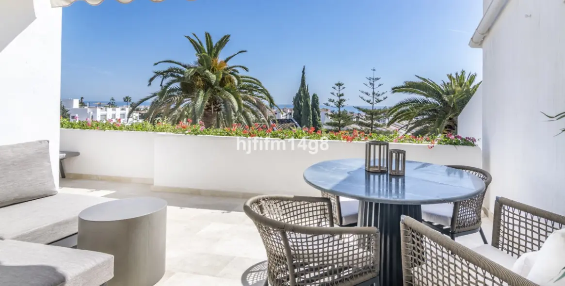 Venta de apartamento en planta media en Nueva Andalucía 3