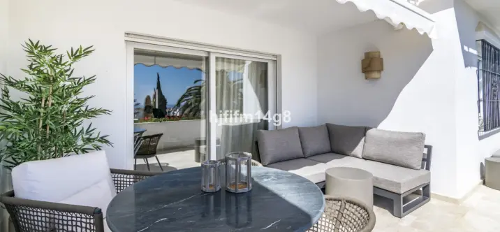 Venta de apartamento en planta media en Nueva Andalucía 3
