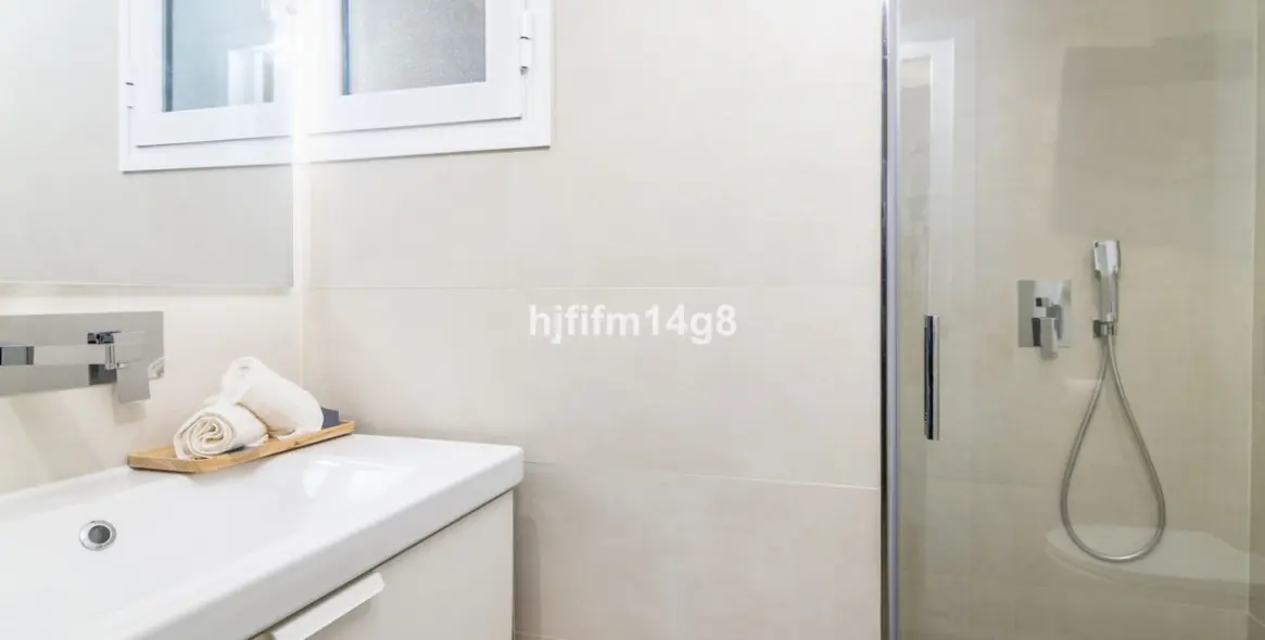 Venta de apartamento en planta media en Nueva Andalucía 13