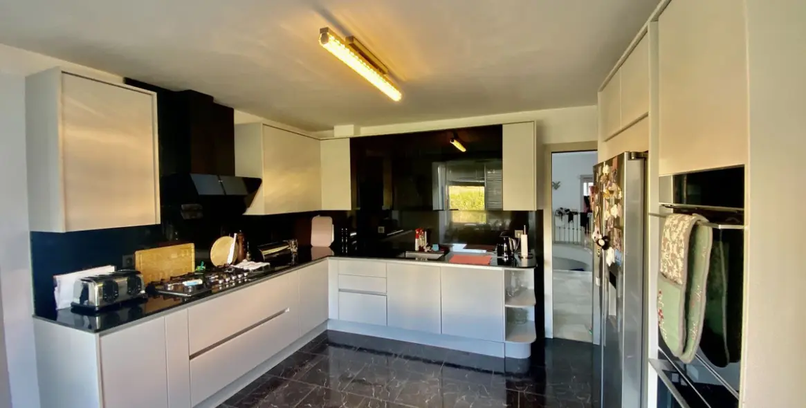 Продажа  отдельно стоящей виллы в Calahonda 5