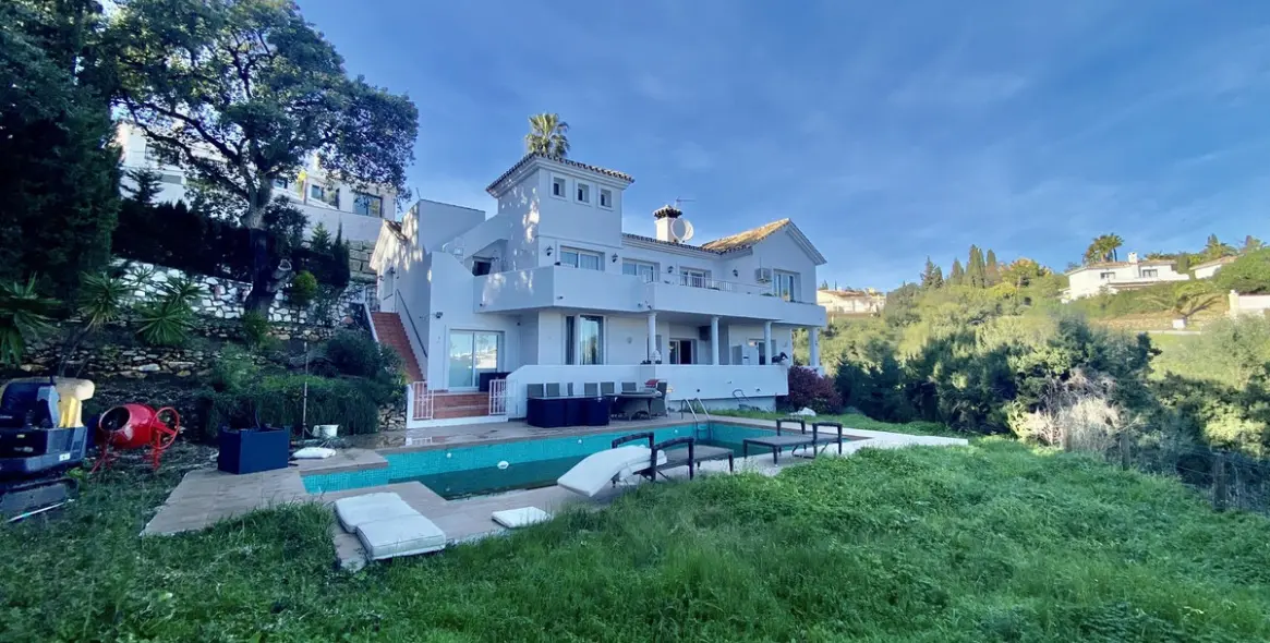 Продажа  отдельно стоящей виллы в Calahonda 15