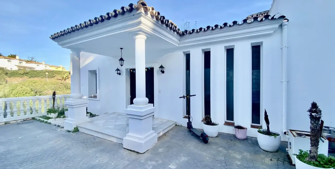Sale of detached villa in Calahonda 1