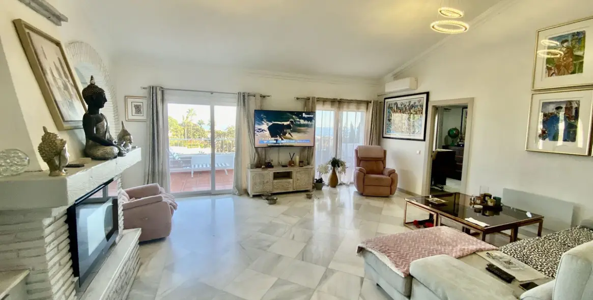 Sale of detached villa in Calahonda 3