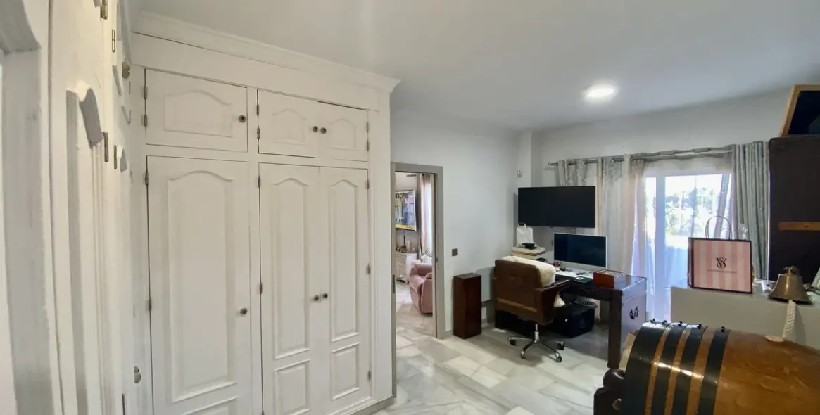 Sale of detached villa in Calahonda 4